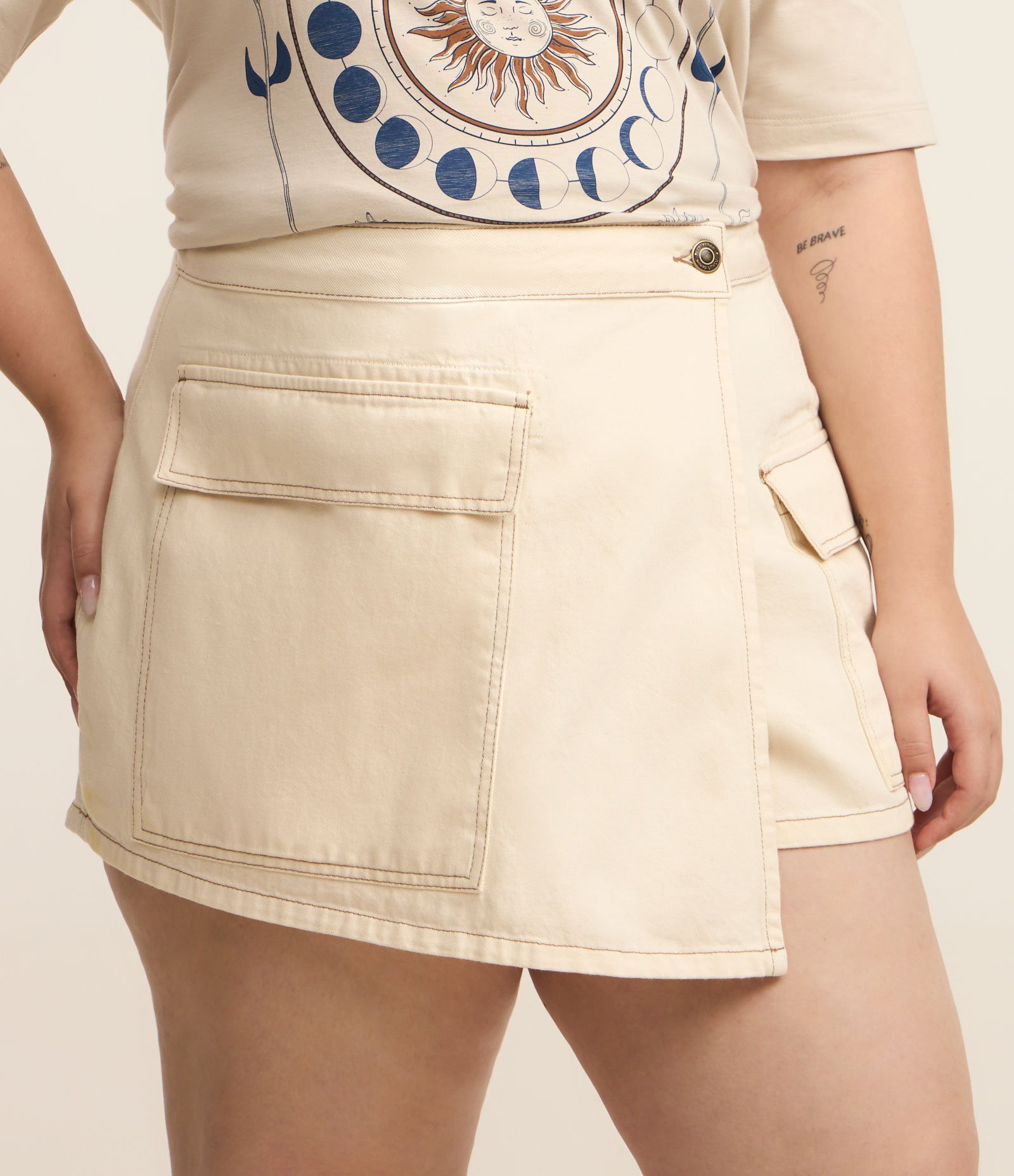 Short Saia em Sarja com Bolso Cargo Curve & Plus Size Bege 2