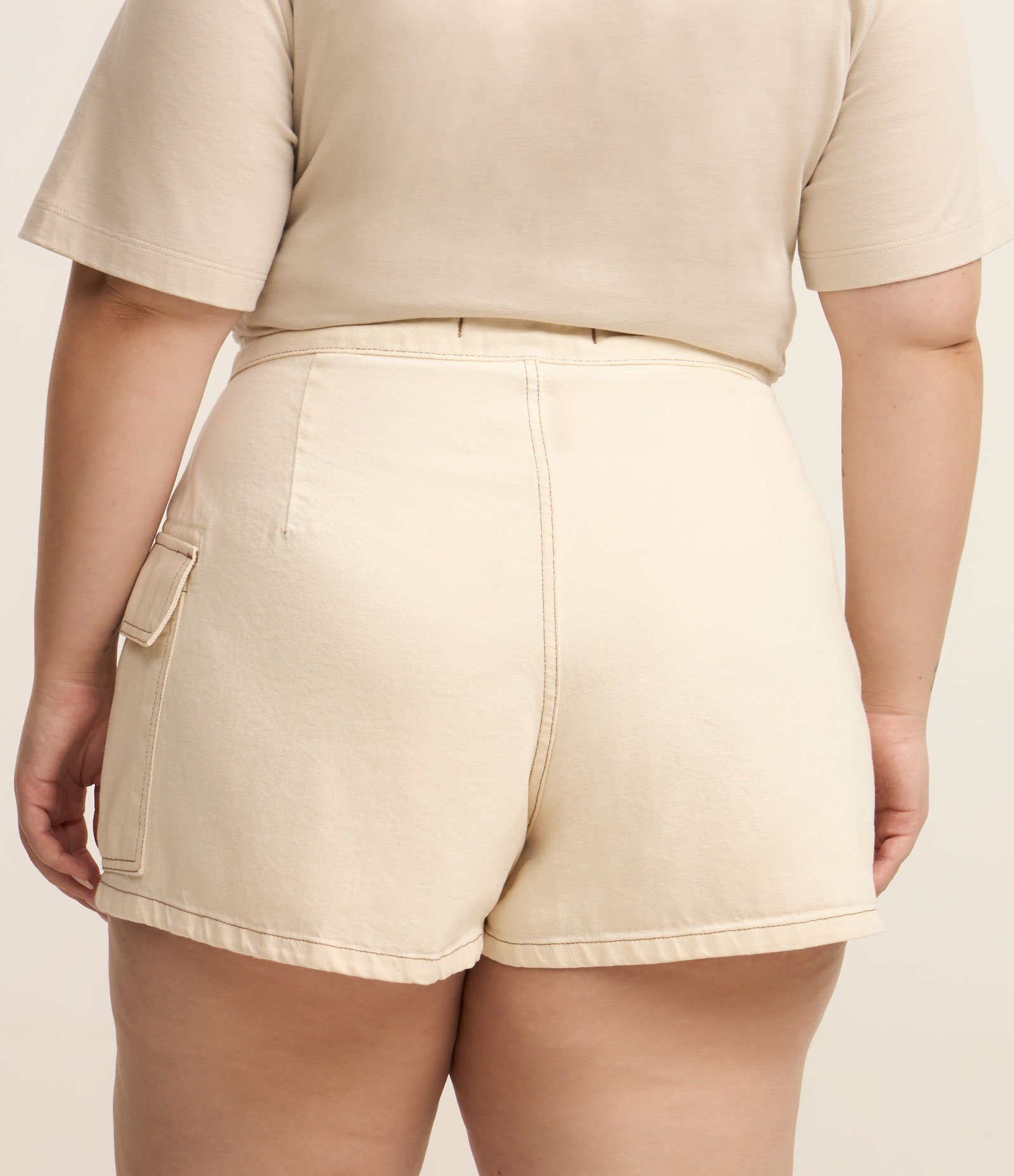 Short Saia em Sarja com Bolso Cargo Curve & Plus Size Bege 4