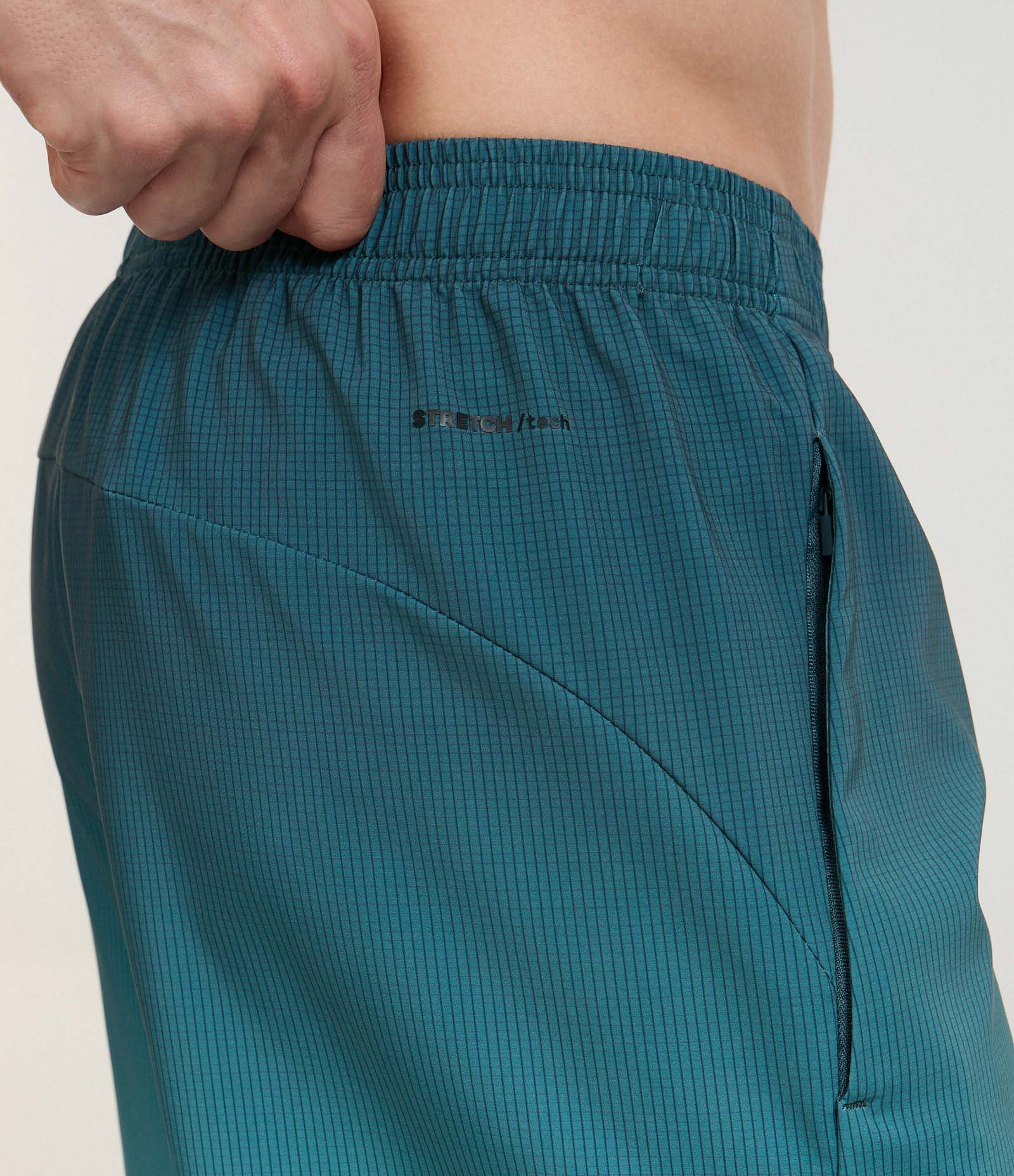 Bermuda Esportiva com Xadrez e Degrade na Barra Verde 5