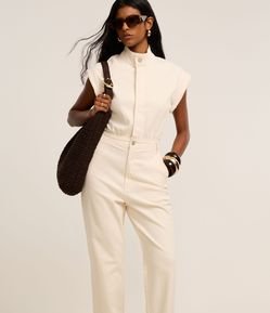 Macacão em Sarja Sem Manga com Botão Duplo