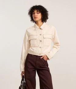 Jaqueta em Sarja com Bolsos e Pespontos Contrastantes