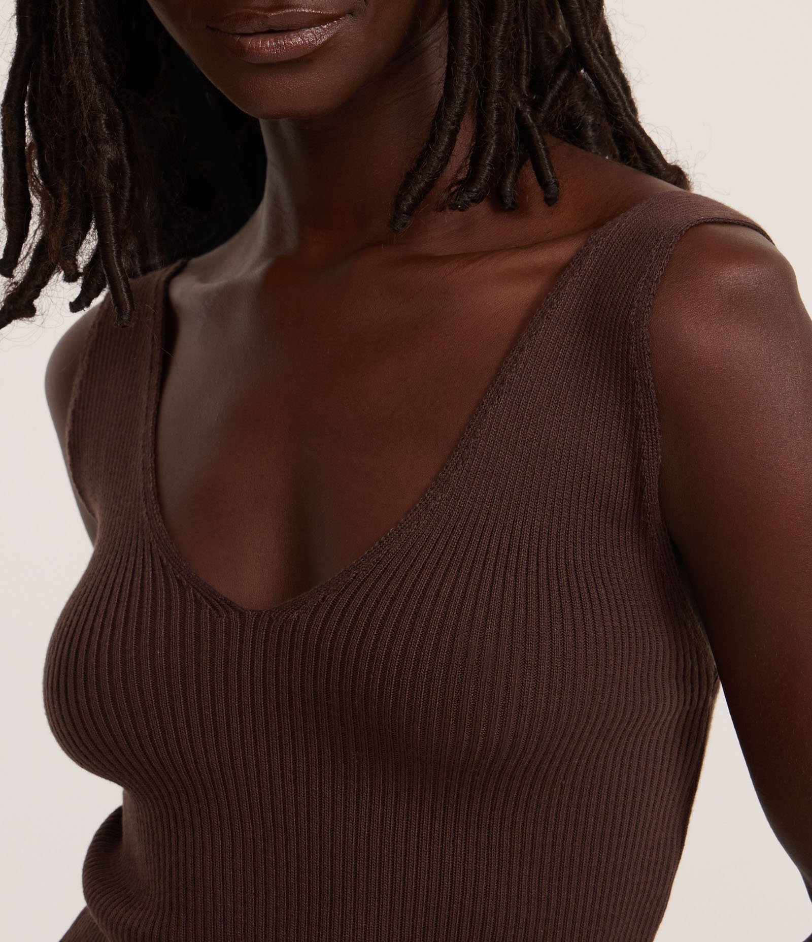 Blusa Regata em Tricô com Decote em V Marrom 3