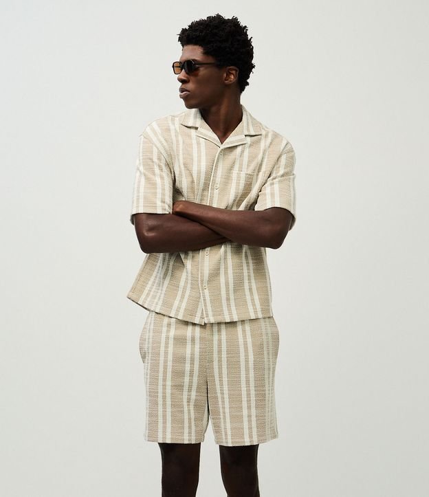 Bermuda em Jacquard Com Estampa Listrada e Texturizada