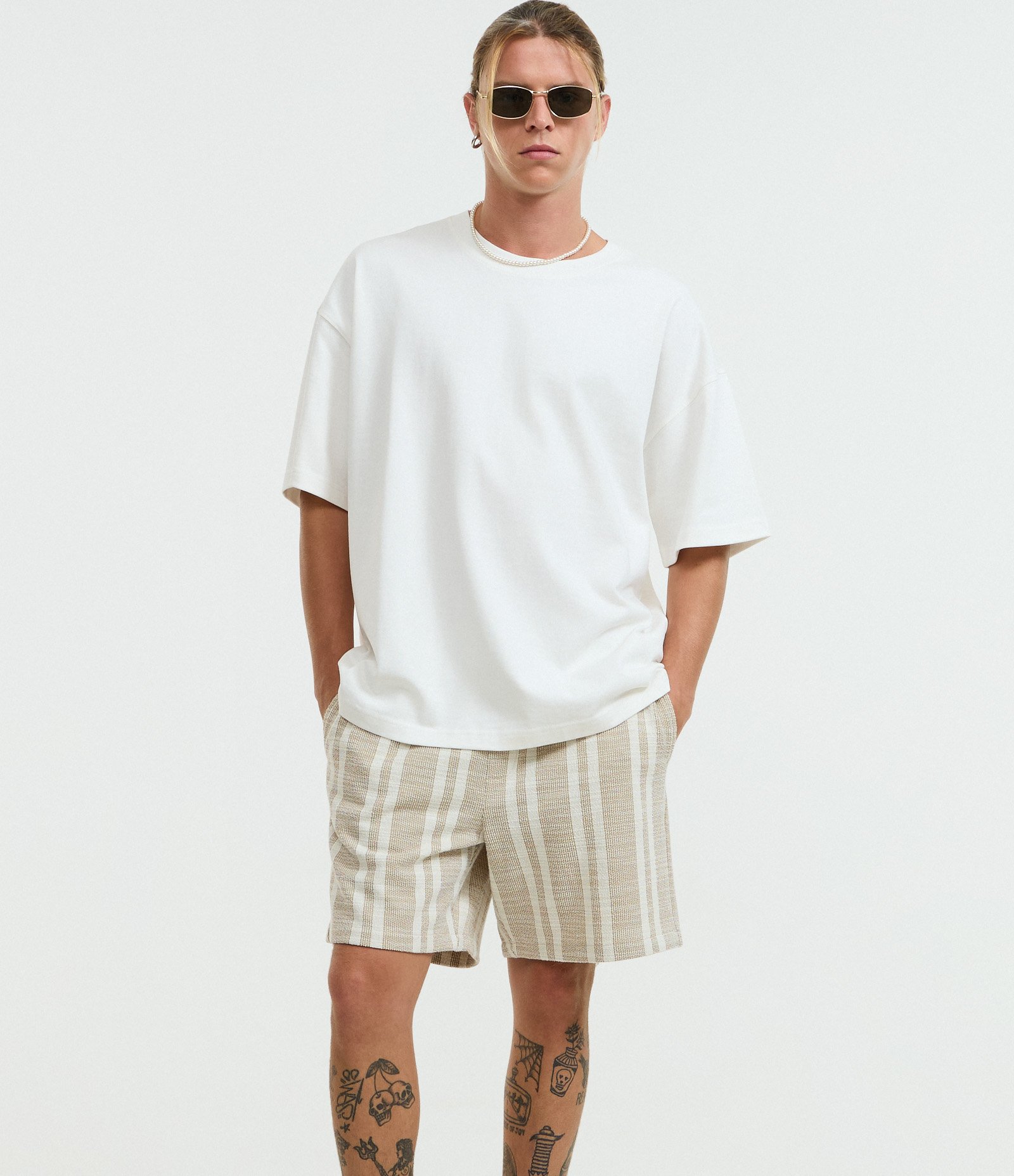 Bermuda em Jacquard Com Estampa Listrada e Texturizada Bege 4