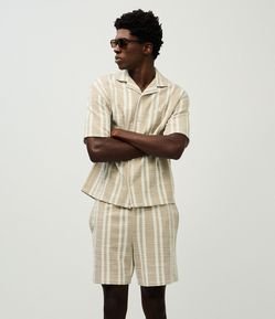 Bermuda em Jacquard Com Estampa Listrada e Texturizada