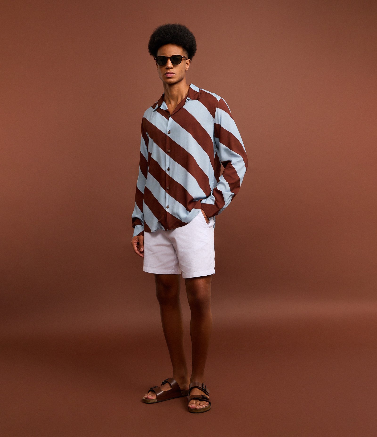 Camisa Comfort em Tricoline com Listras Largas Marrom/Azul 2