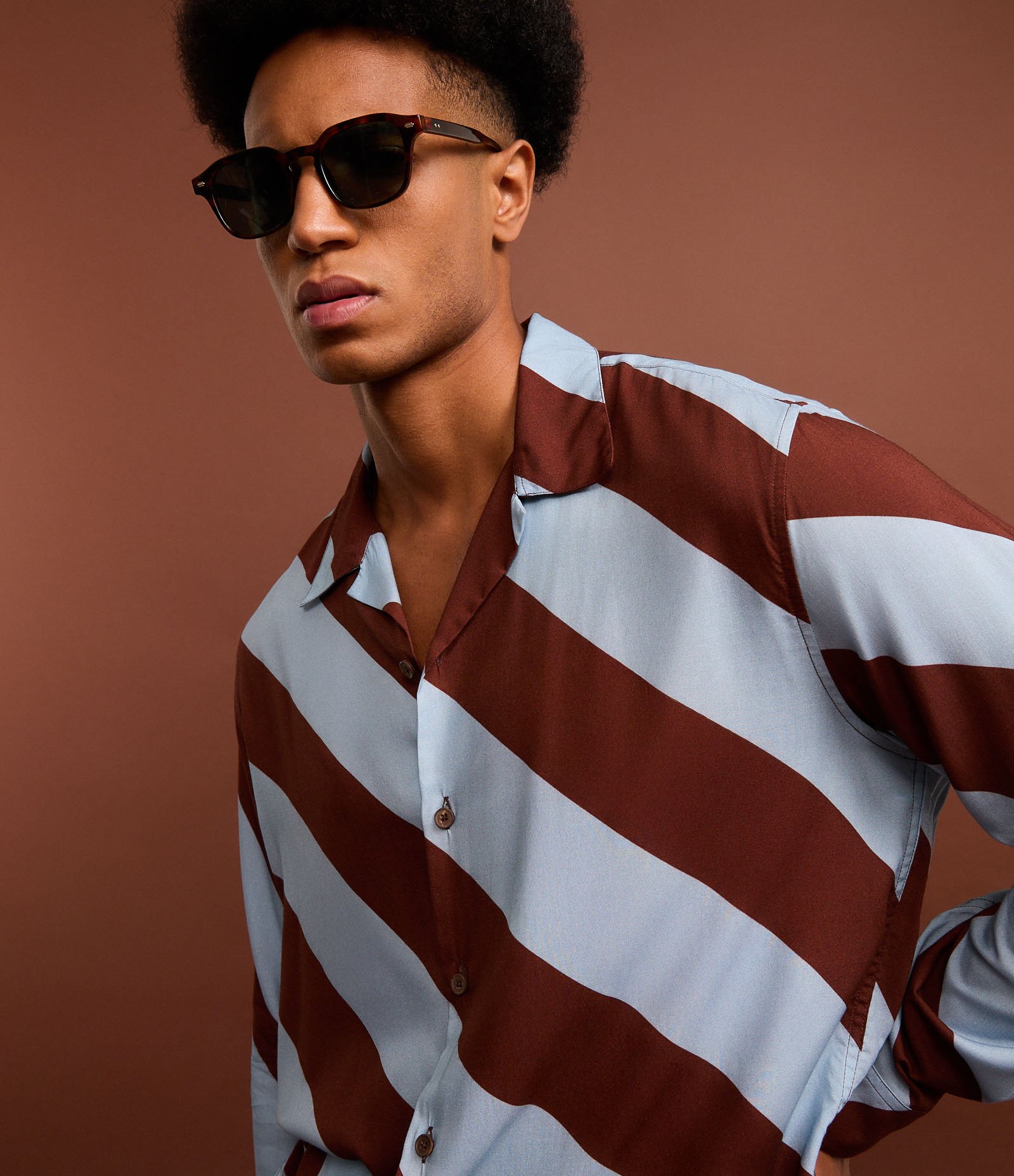 Camisa Comfort em Tricoline com Listras Largas Marrom/Azul 3