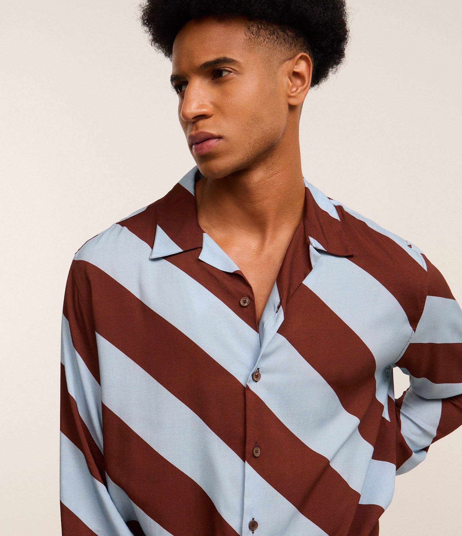 Camisa Comfort em Tricoline com Listras Largas Marrom/Azul 5