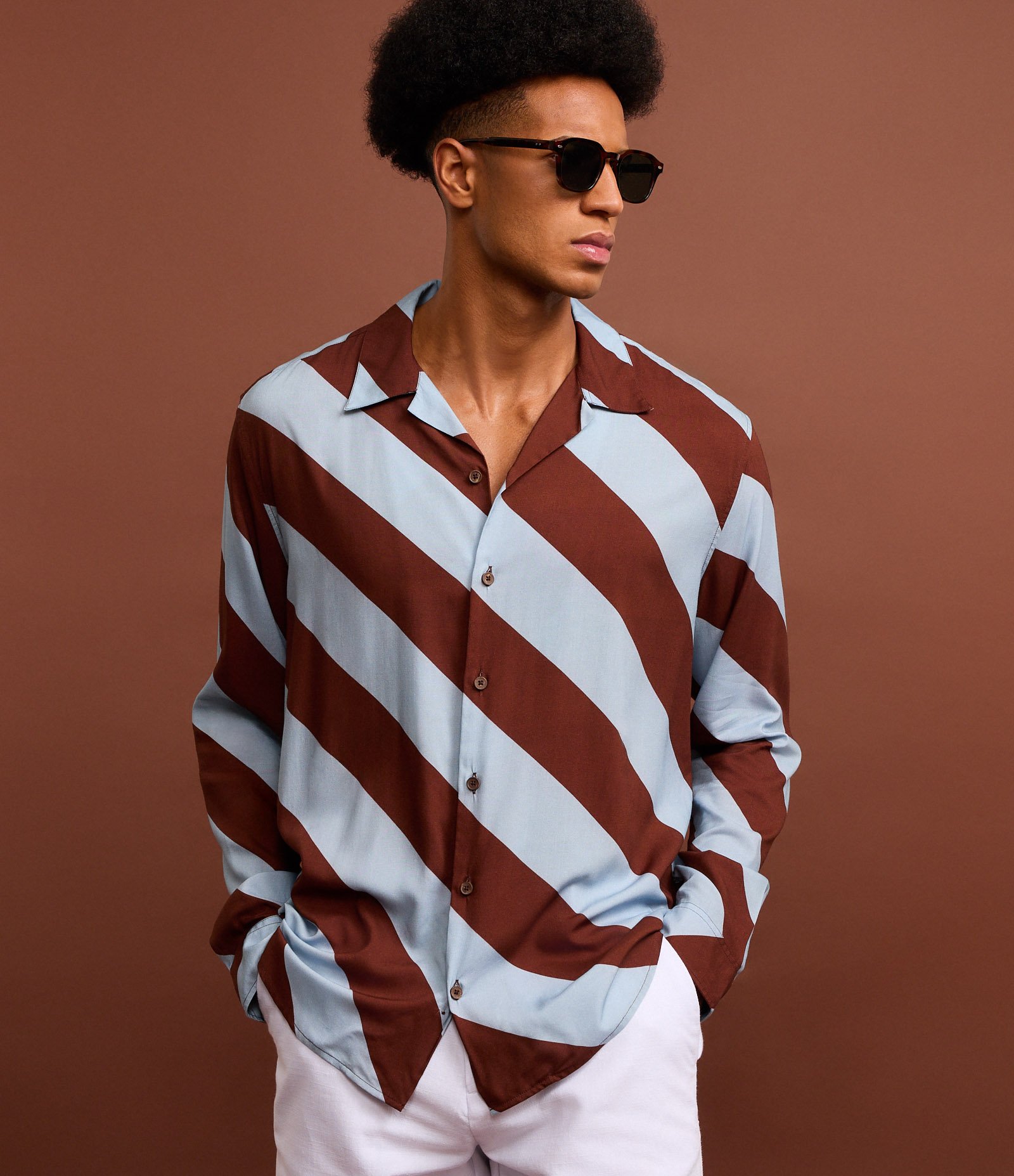 Camisa Comfort em Tricoline com Listras Largas Marrom/Azul 6