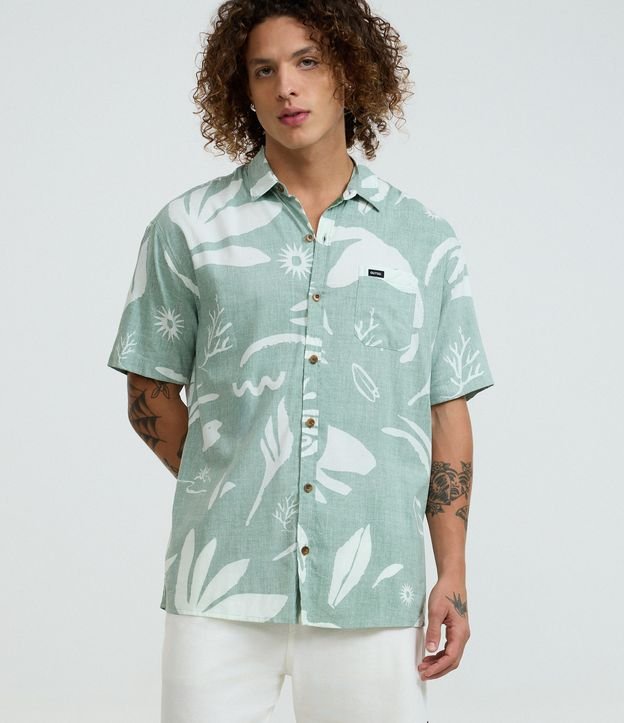 Camisa Relaxed em Tricoline com Estampa de Folhagens e Bolso