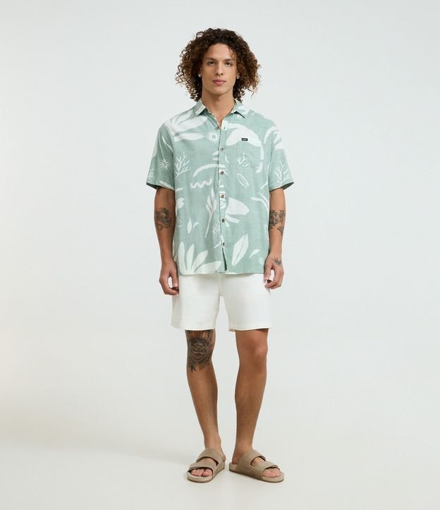 Camisa Relaxed em Tricoline com Estampa de Folhagens e Bolso