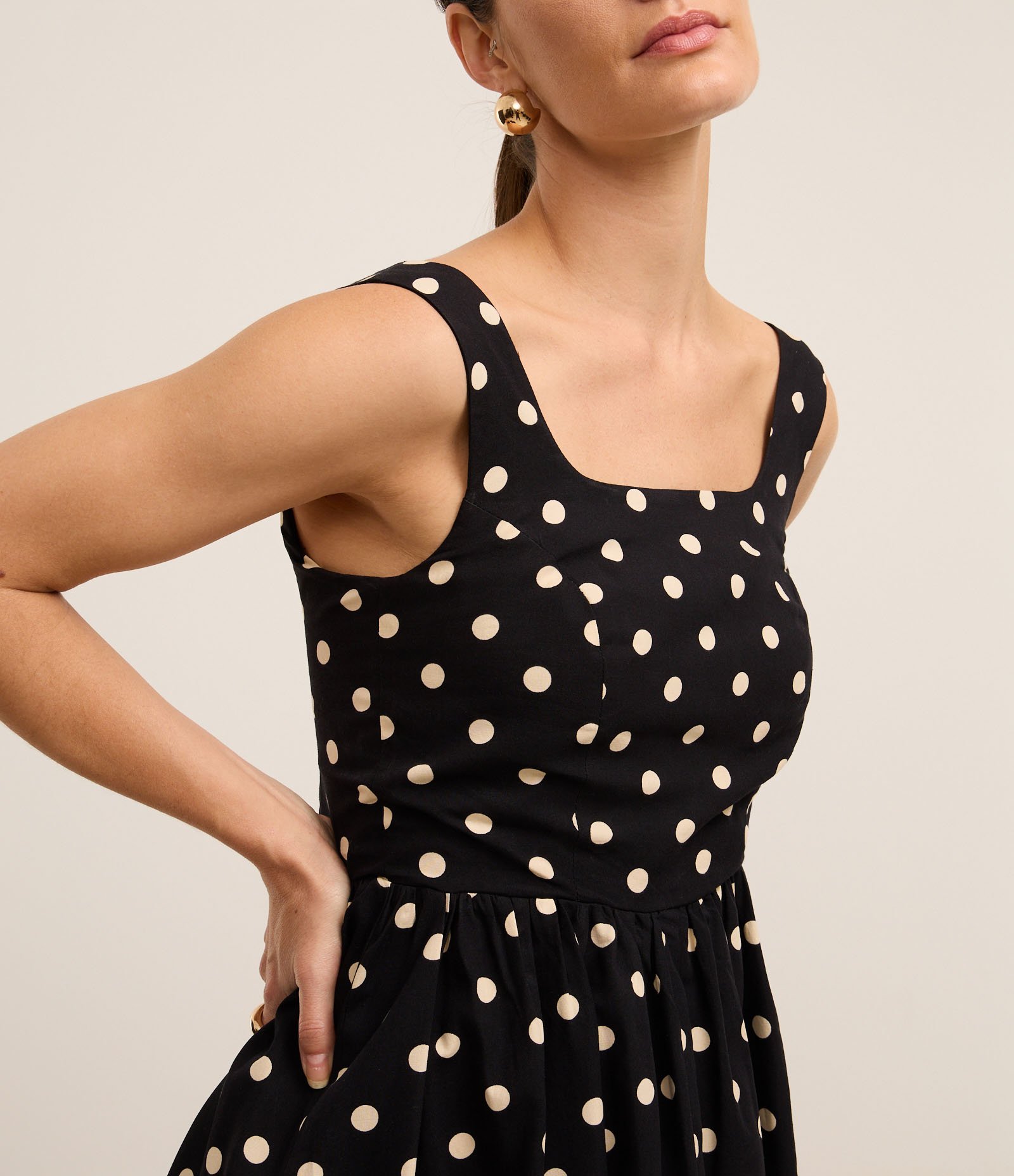 Vestido Midi Evasê em Tricoline Poá com Lastex nas Costas Preto 3