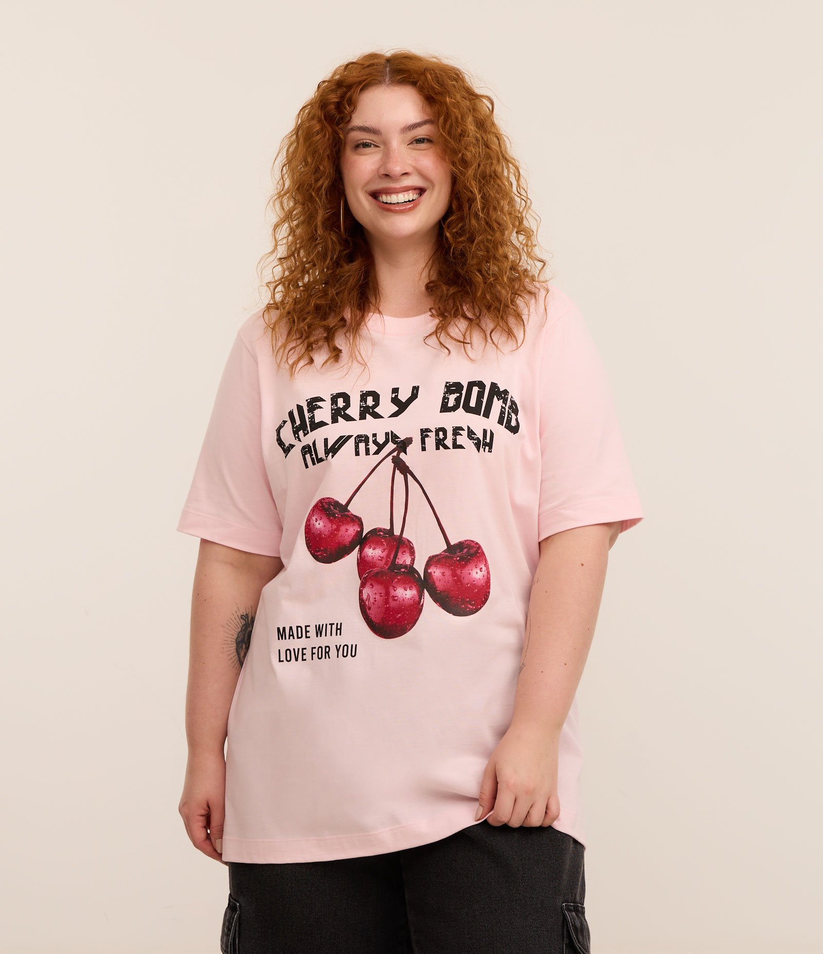 Camiseta Alongada em Algodão com Estampa Cereja Curve & Plus Size Rosa 1