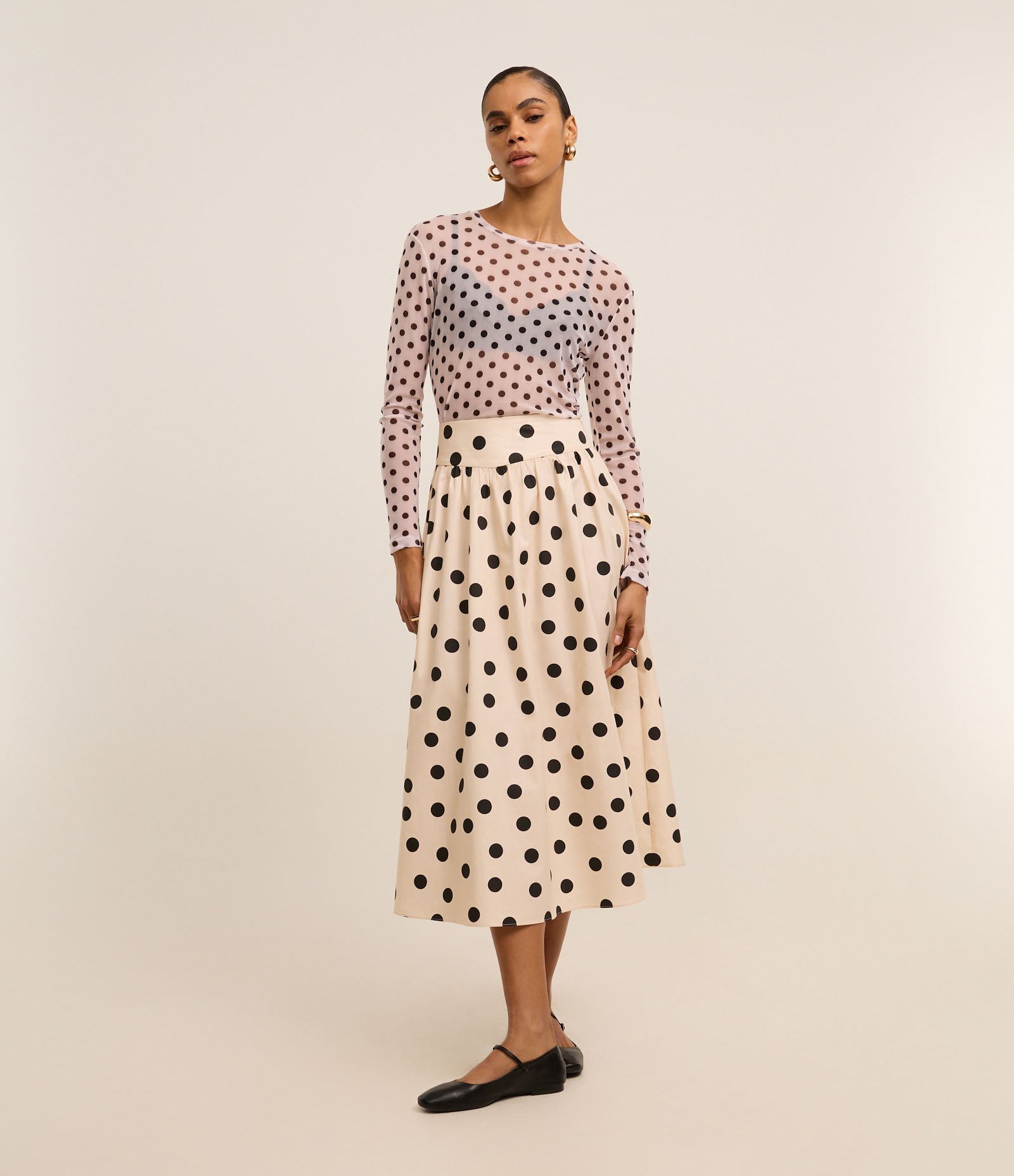 Saia Evasê Midi em Tricoline com Cós Largo e Estampa Poá Bege 1