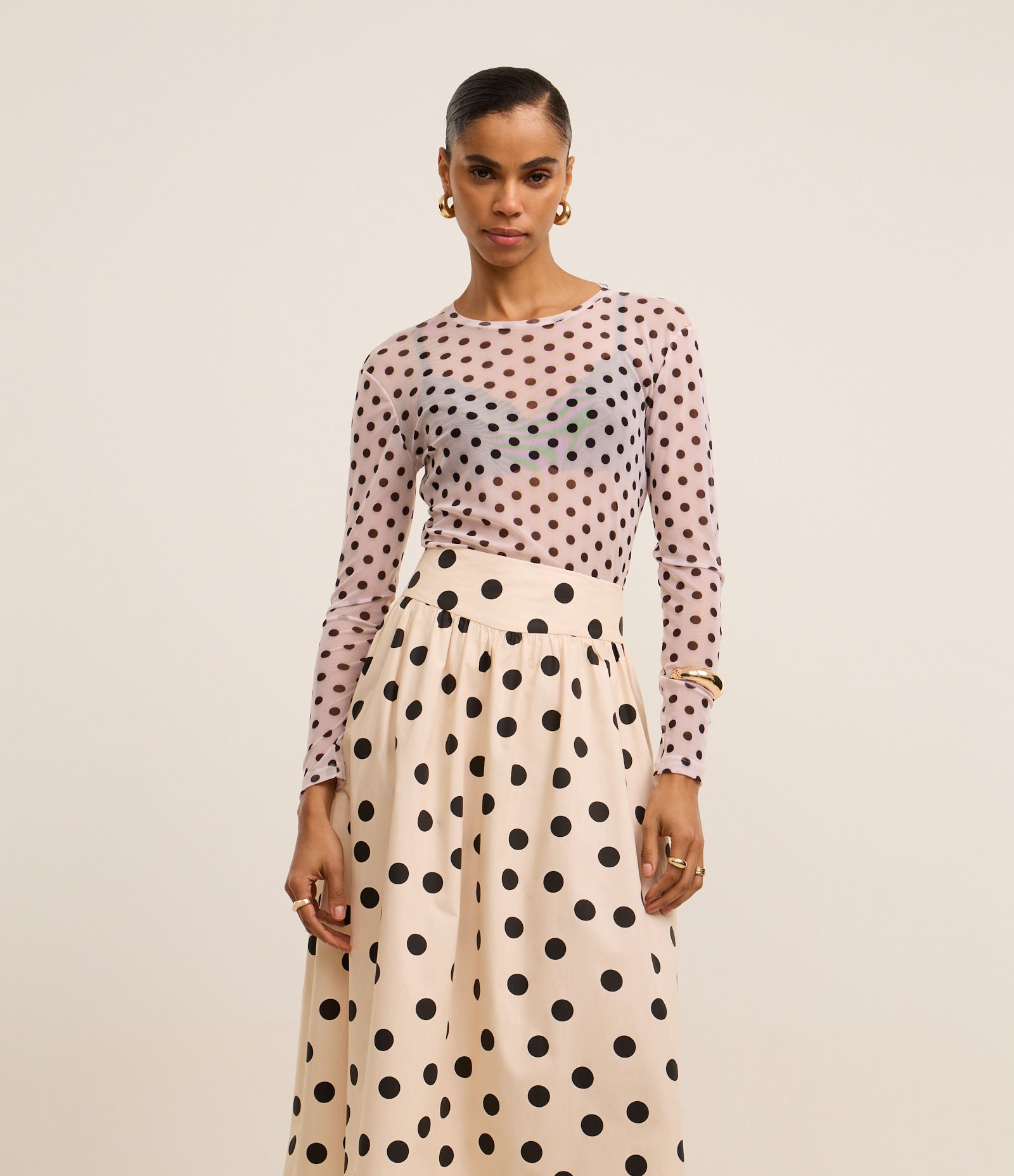 Saia Evasê Midi em Tricoline com Cós Largo e Estampa Poá Bege 2