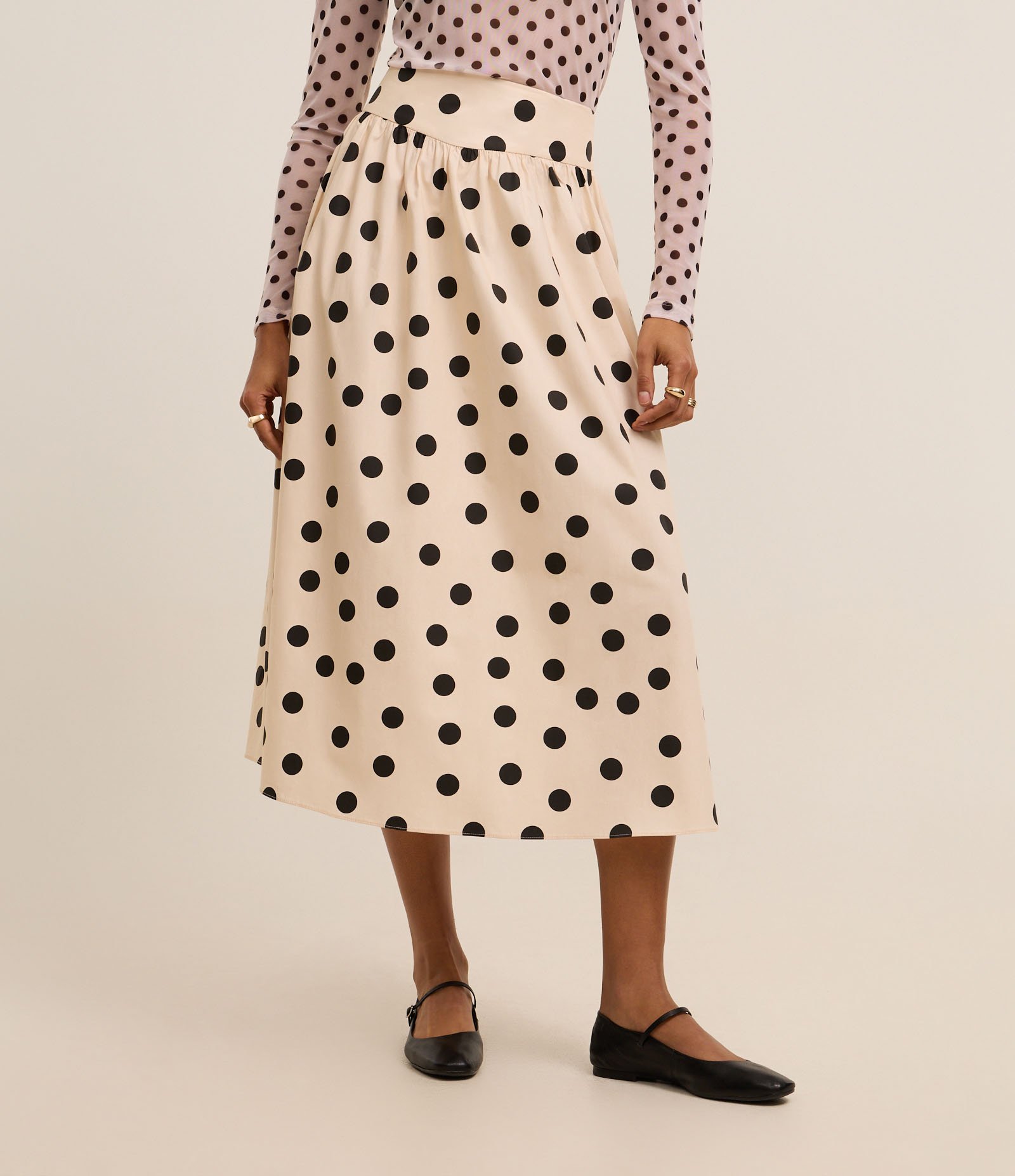 Saia Evasê Midi em Tricoline com Cós Largo e Estampa Poá Bege 3