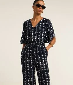 Macacão Airflow com Decote em V Amarração e Estampa Geométrica