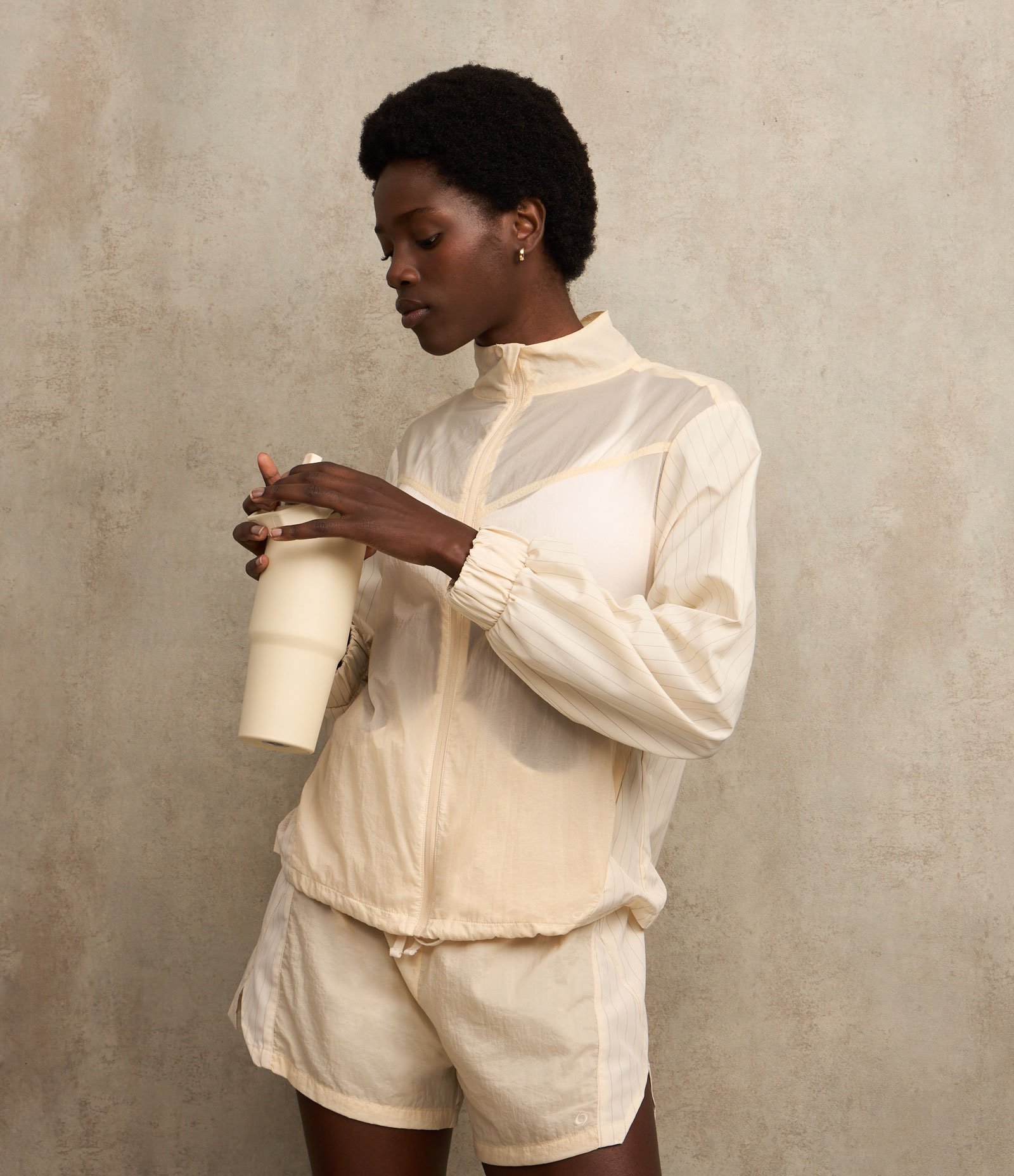 Garrafa Térmica com Canudo e Alça 900ml Bege 1