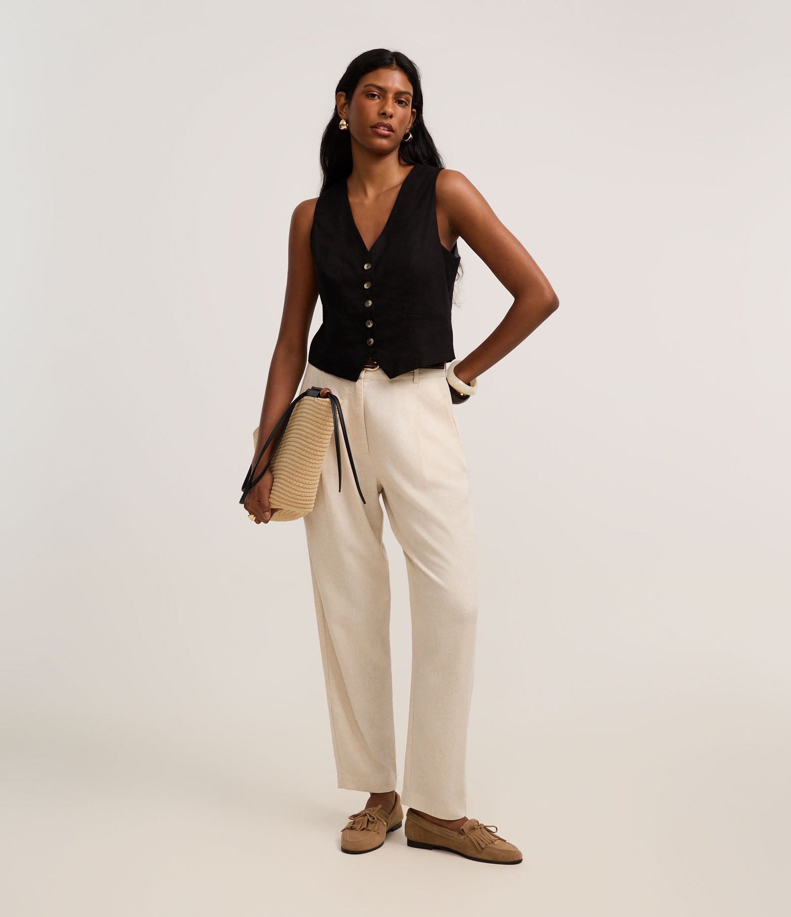 Calça Cenoura Cintura Alta em Viscolinho com Cinto de PU Prata 1