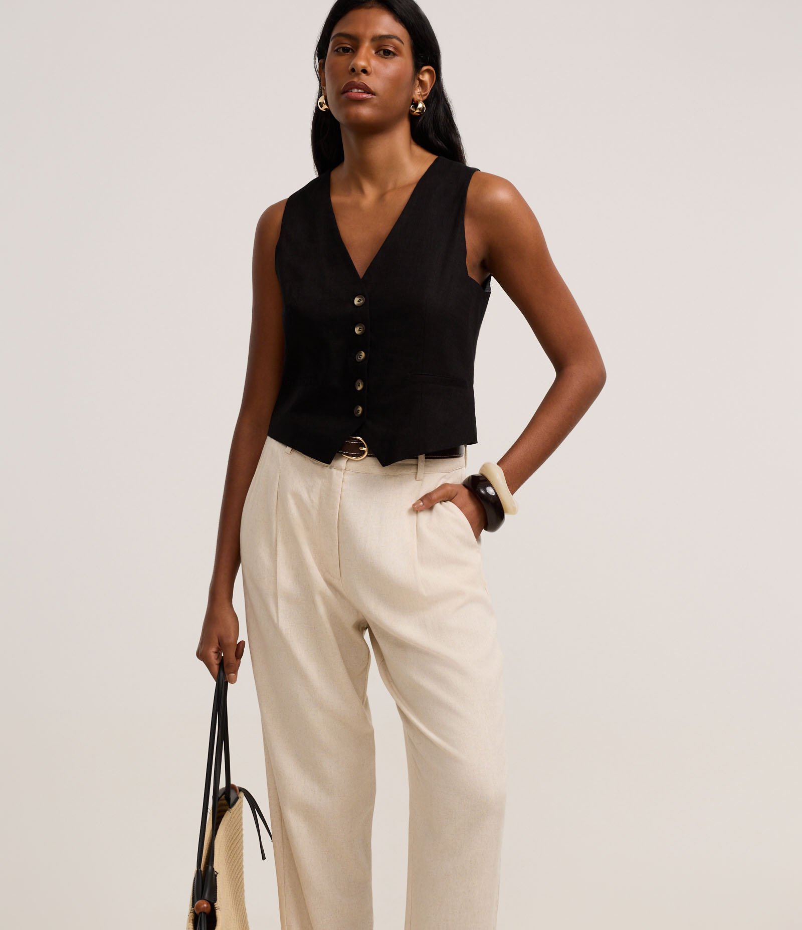 Calça Cenoura Cintura Alta em Viscolinho com Cinto de PU Prata 2