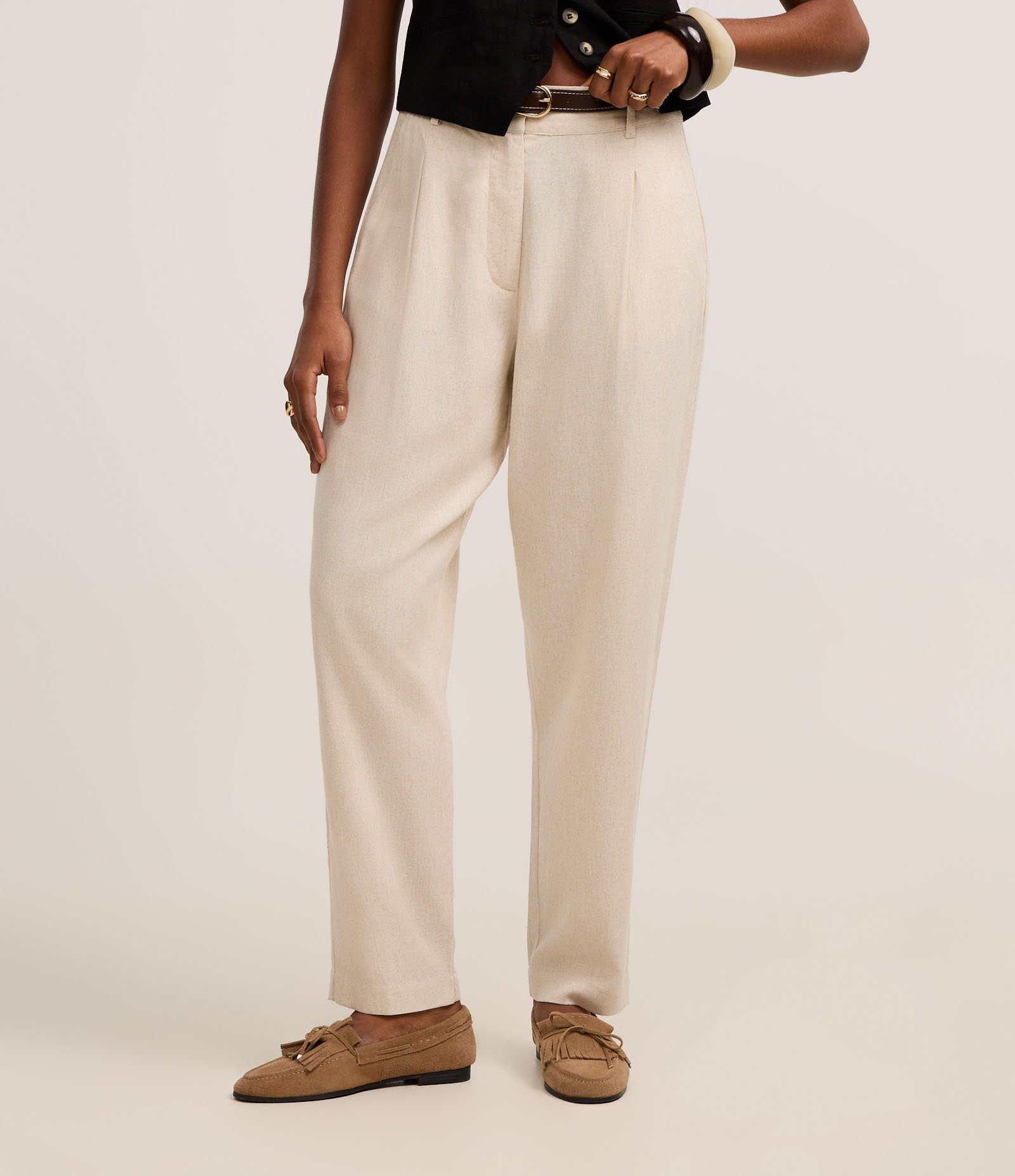 Calça Cenoura Cintura Alta em Viscolinho com Cinto de PU Prata 3