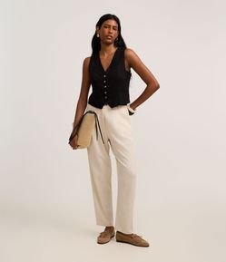 Calça Cenoura Cintura Alta em Viscolinho com Cinto de PU