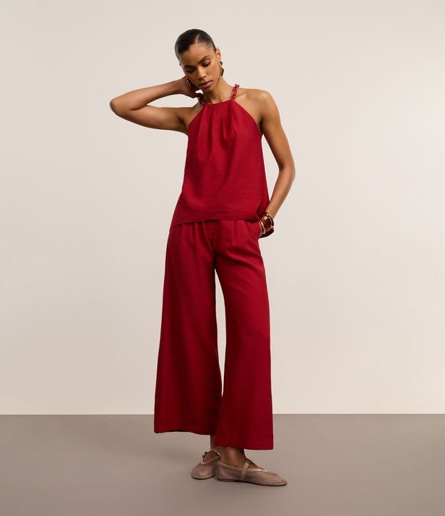 Calça Pantalona em Crepe com Pregas e Botão Forrado