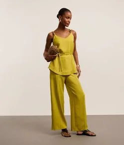 Calça Reta Texturizada em Crepe com Botões Duplos e Frisos