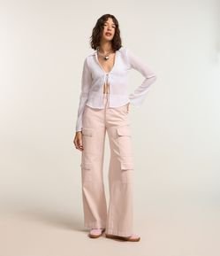 Calça Wide Leg em Sarja com Cintura Alta e Bolsos Cargo