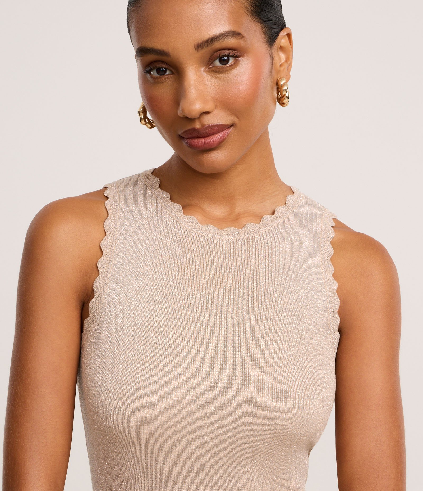 Blusa em Tricô com Fios Metalizados e Relevos na Gola Bege 3