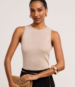 Blusa em Tricô com Fios Metalizados e Relevos na Gola