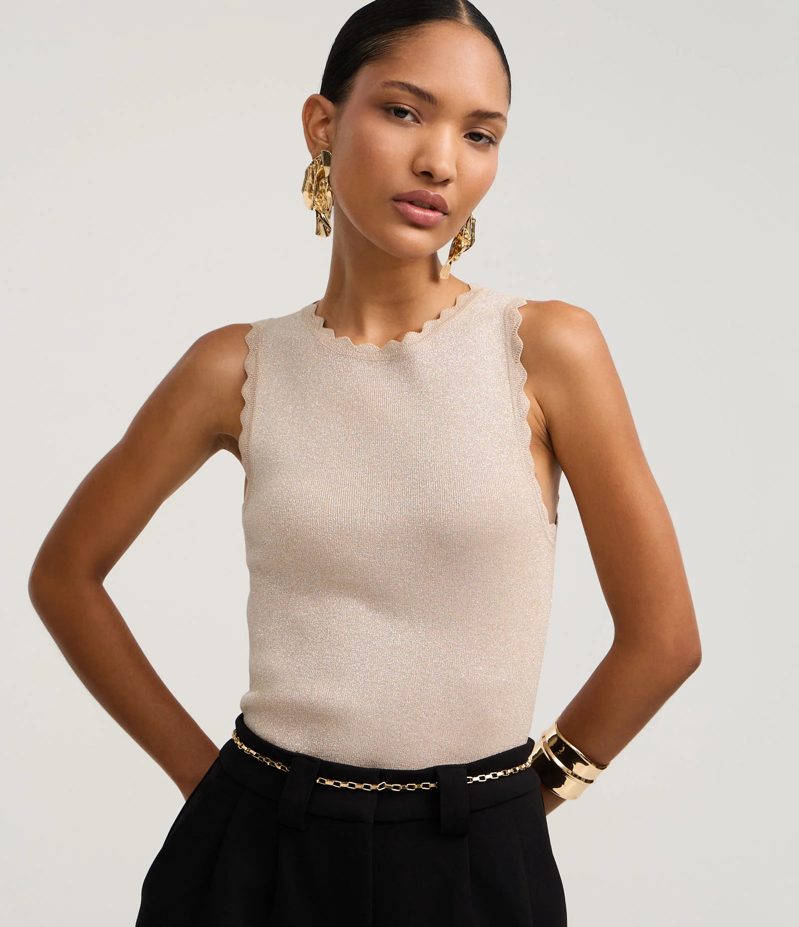 Blusa em Tricô com Fios Metalizados e Relevos na Gola Bege 1