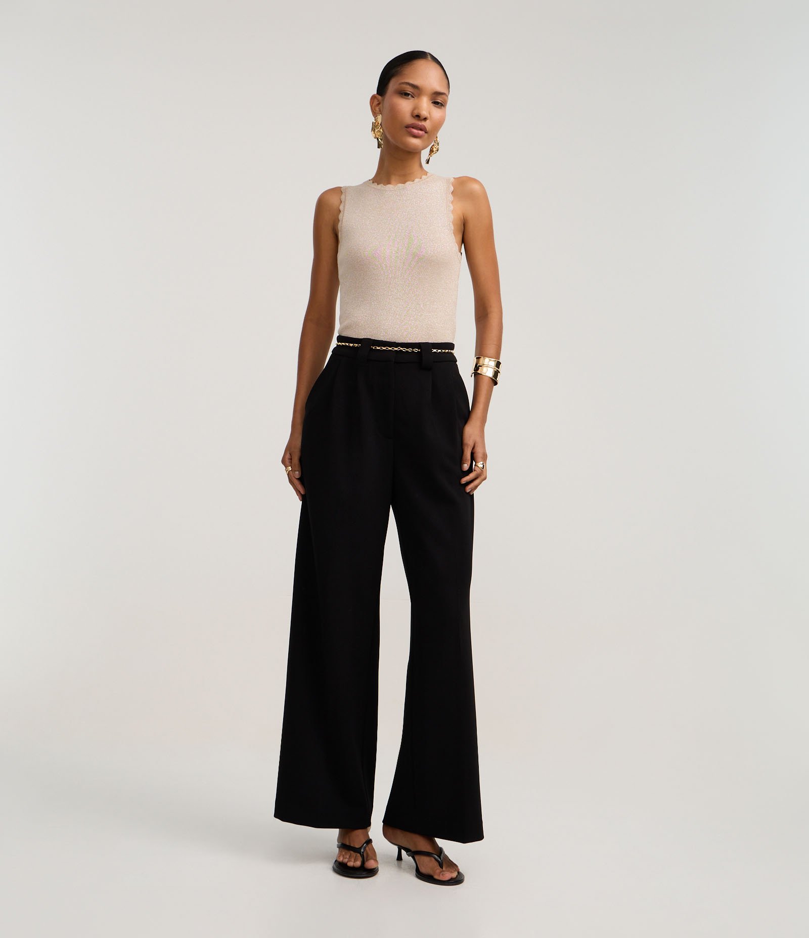 Blusa em Tricô com Fios Metalizados e Relevos na Gola Bege 2