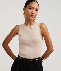 Blusa em Tricô com Fios Metalizados e Relevos na Gola