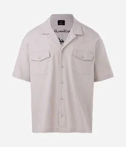 Camisa Boxy em Algodão Texturizado e Estampa Lettering Bordado