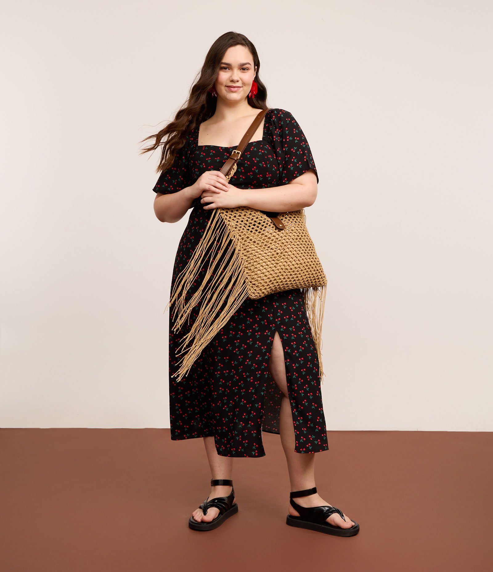 Vestido Midi em Crepe com Estampa de Cerejinhas Curve & Plus Size Preto 1