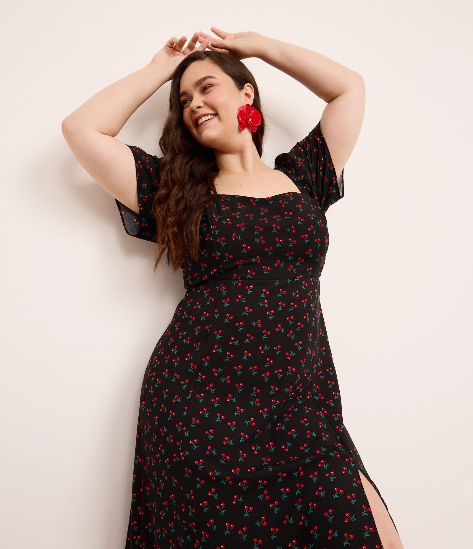 Vestido Midi em Crepe com Estampa de Cerejinhas Curve & Plus Size Preto 2