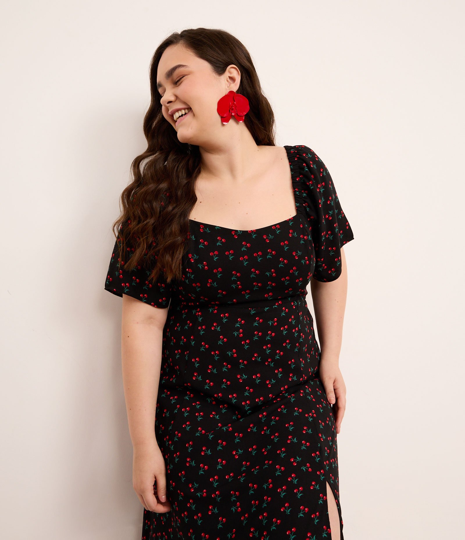 Vestido Midi em Crepe com Estampa de Cerejinhas Curve & Plus Size Preto 3