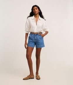 Short Regular em Jeans com Pesponto Contrastante e Bolso Faca