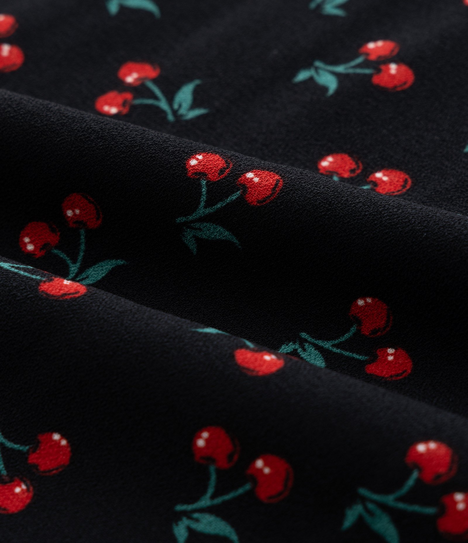 Saia Midi em Crepe com Cerejinhas e Fenda Curve & Plus Size Preto 7