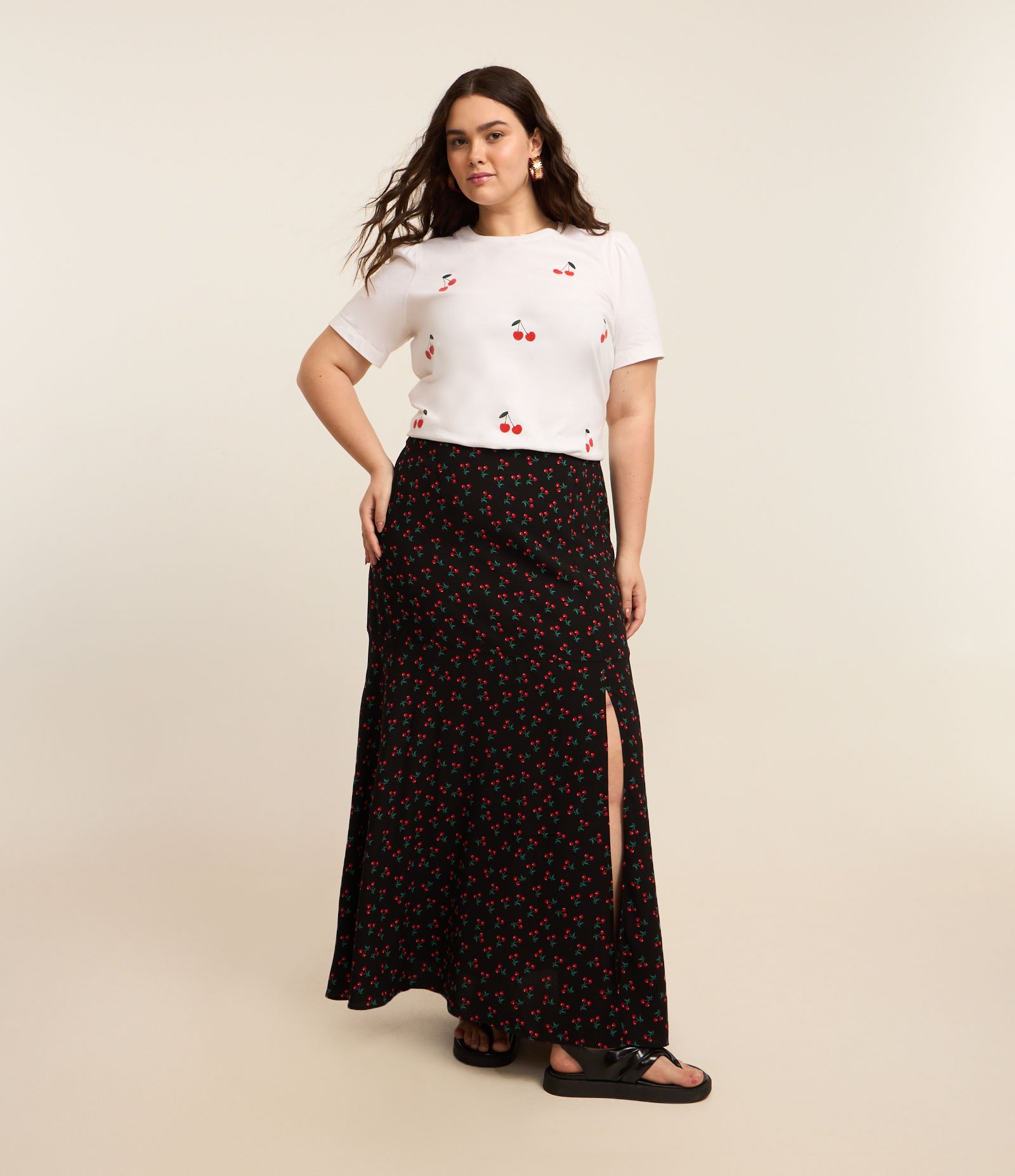 Saia Midi em Crepe com Cerejinhas e Fenda Curve & Plus Size Preto 1