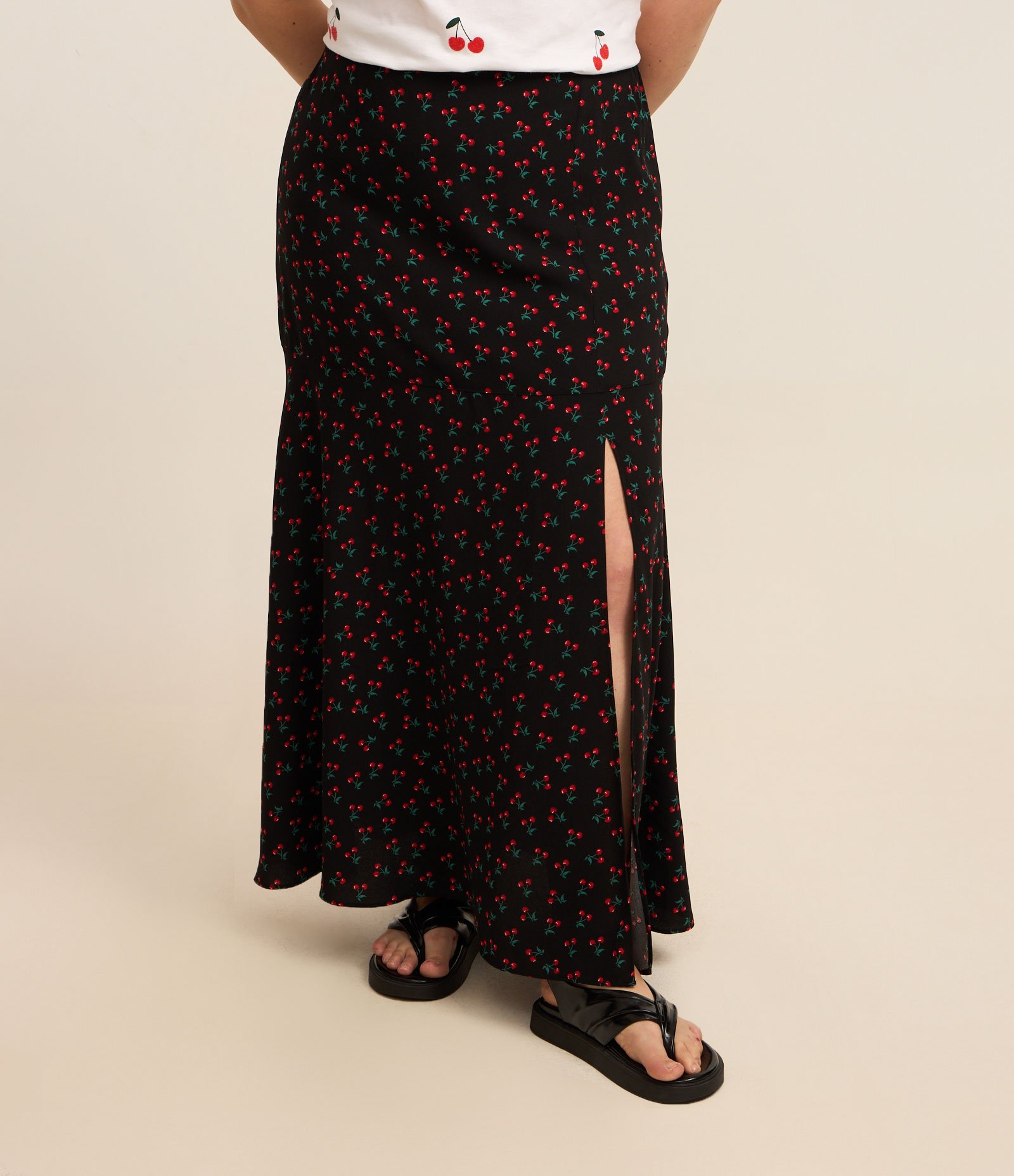 Saia Midi em Crepe com Cerejinhas e Fenda Curve & Plus Size Preto 2