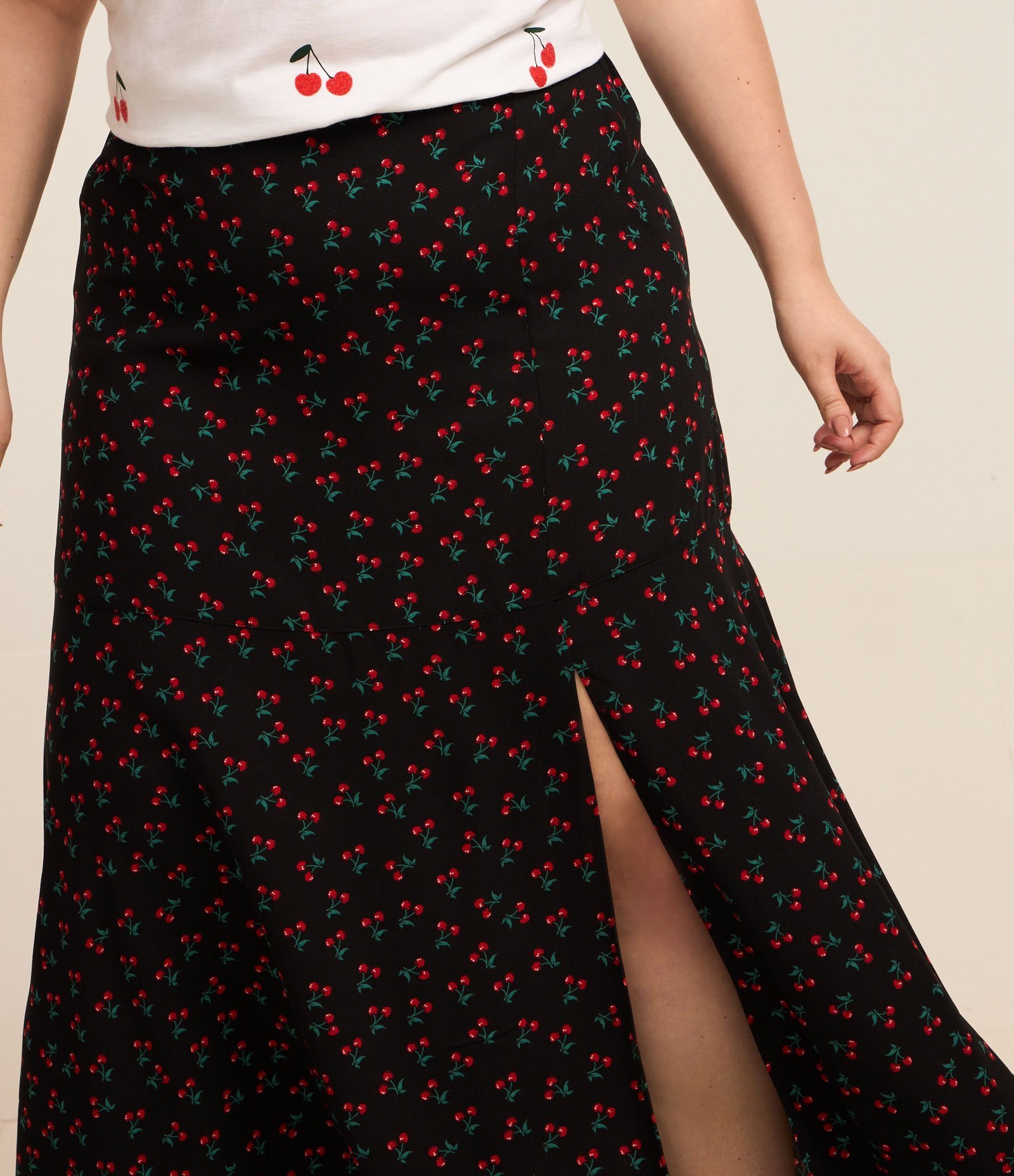 Saia Midi em Crepe com Cerejinhas e Fenda Curve & Plus Size Preto 3