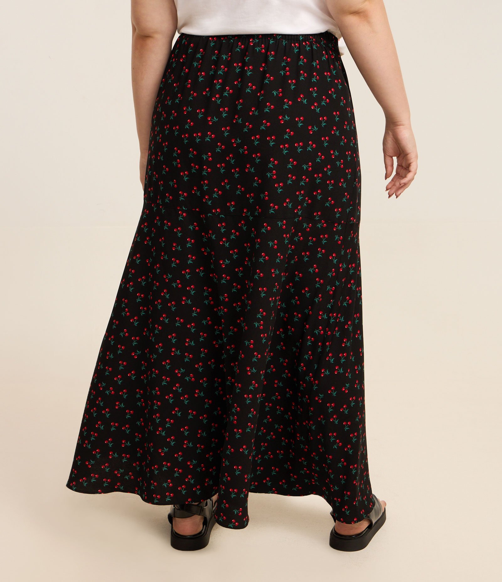 Saia Midi em Crepe com Cerejinhas e Fenda Curve & Plus Size Preto 4