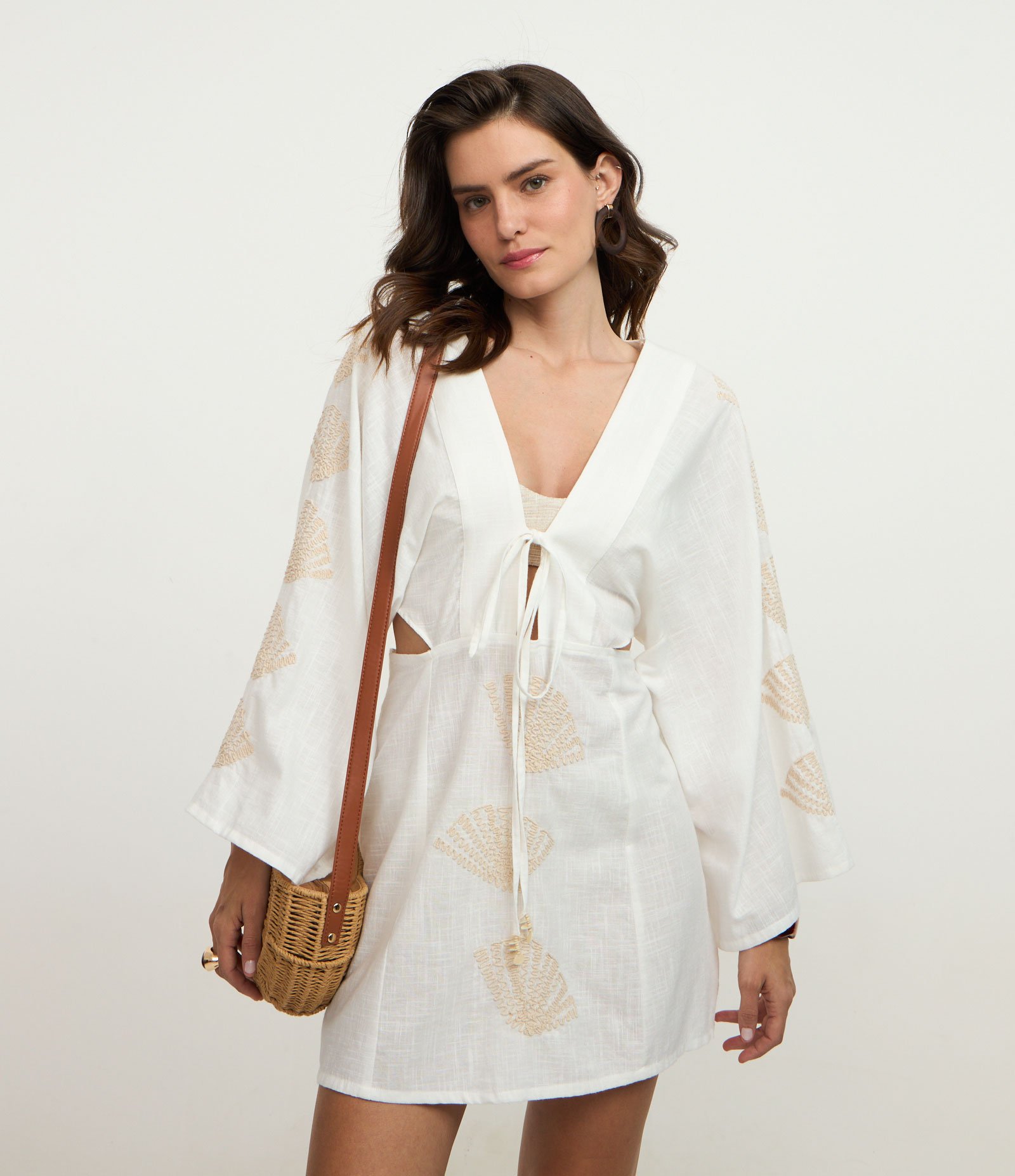 Saída de Praia Vestido Curto com Bordado de Conchas e Vazado Lateral Branco 1