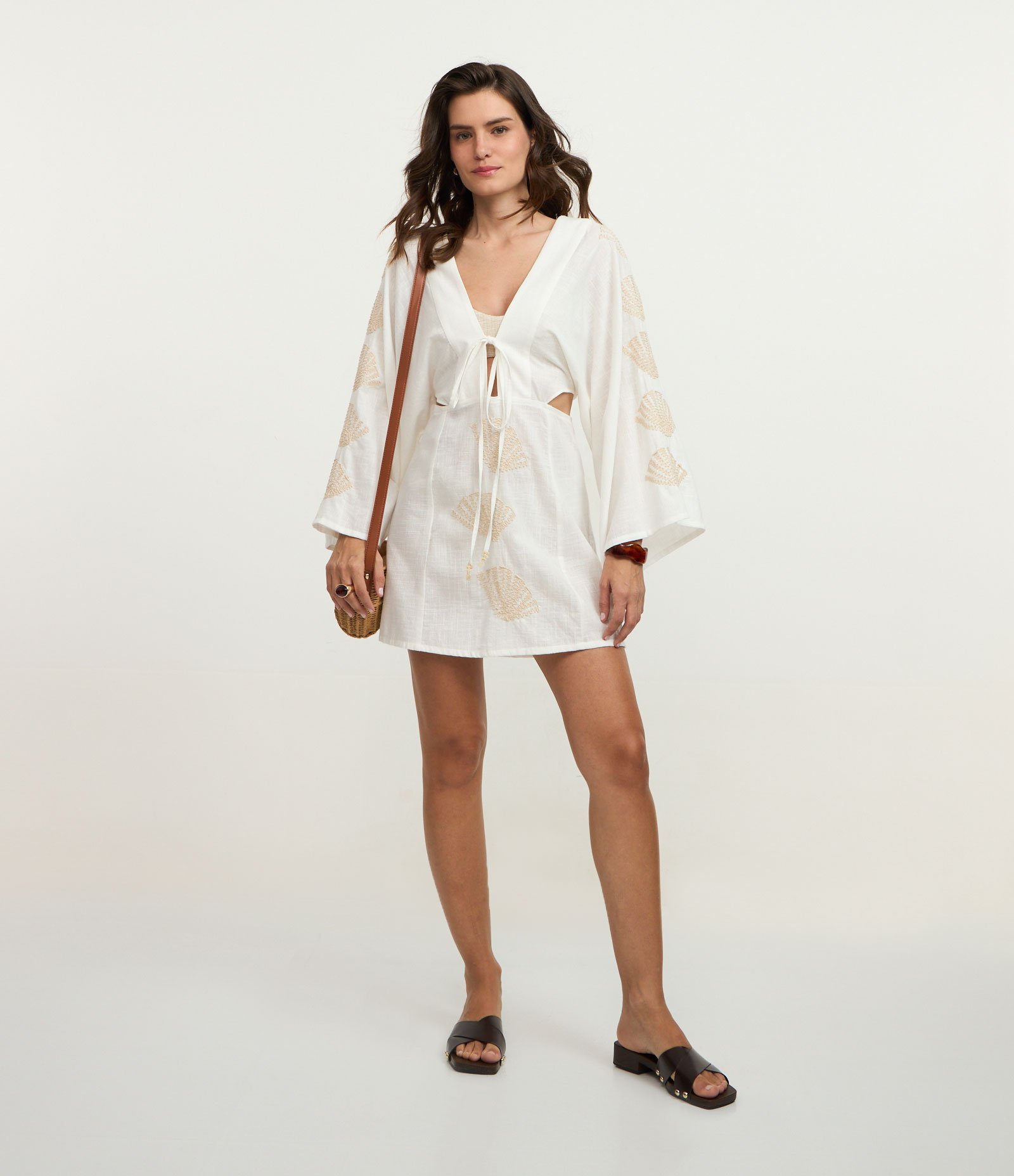 Saída de Praia Vestido Curto com Bordado de Conchas e Vazado Lateral Branco 2