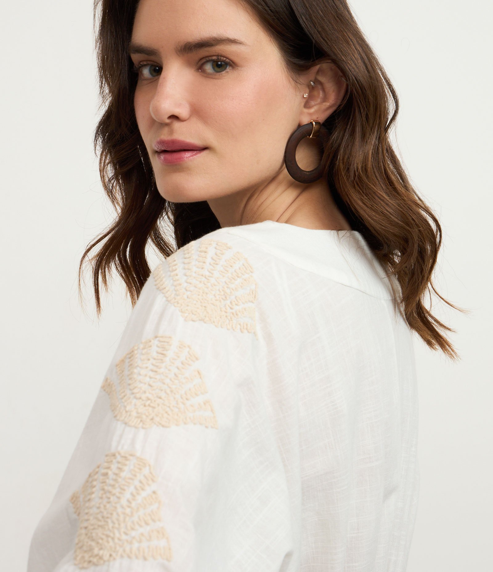 Saída de Praia Vestido Curto com Bordado de Conchas e Vazado Lateral Branco 3