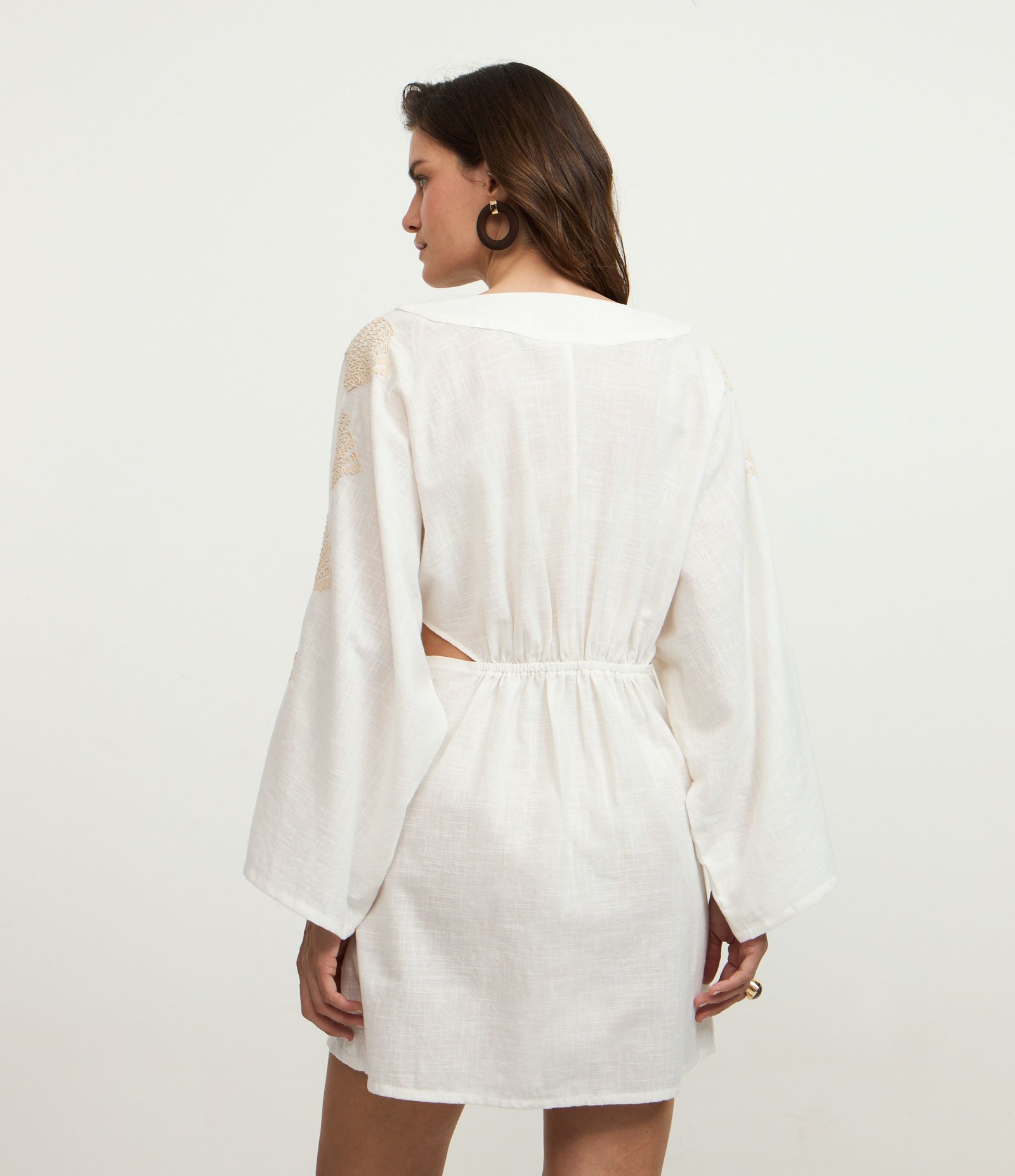 Saída de Praia Vestido Curto com Bordado de Conchas e Vazado Lateral Branco 4