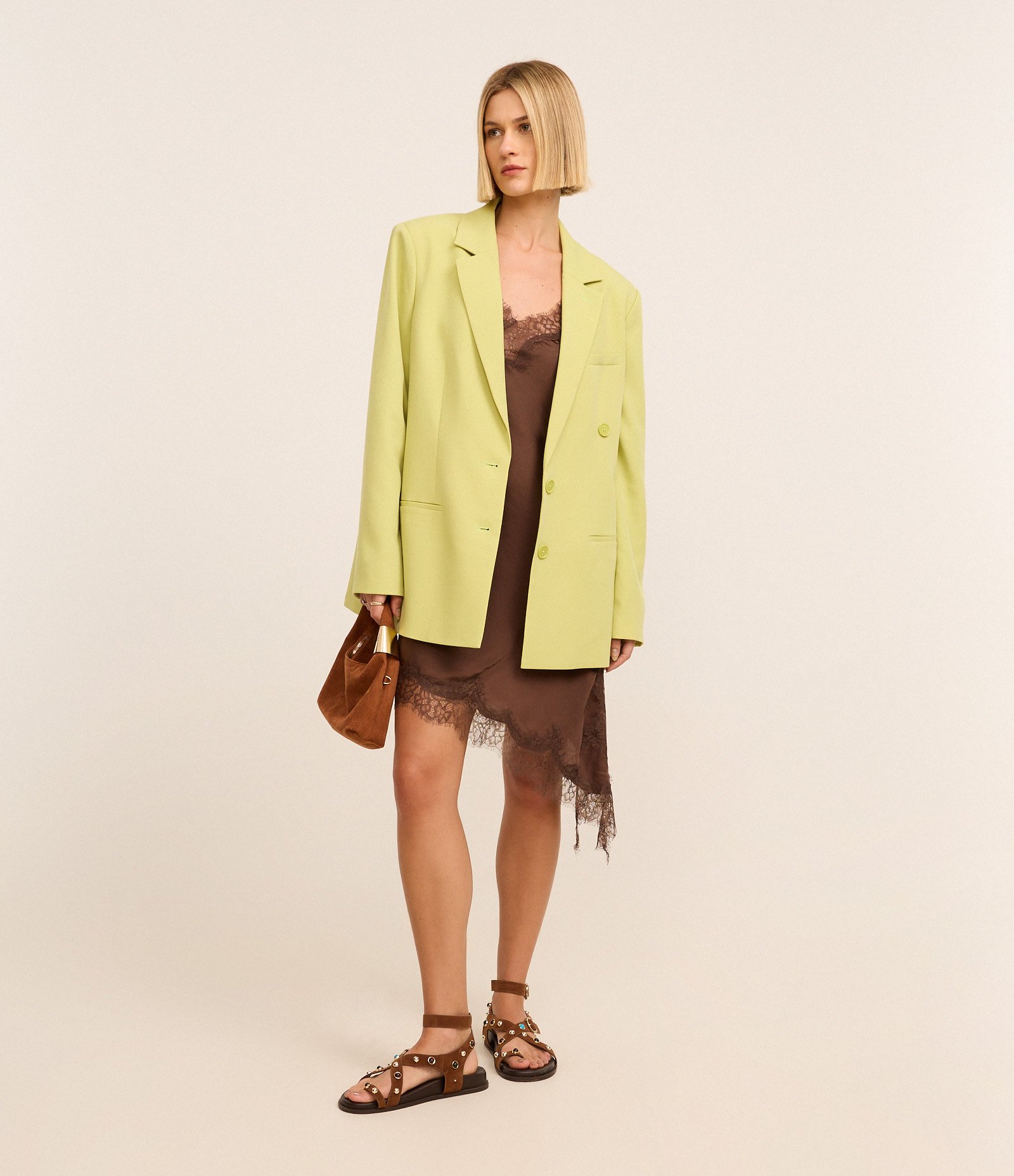 Vestido Curto Assimétrico em Cetim com Renda no Busto Marrom 2