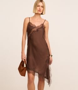 Vestido Curto Assimétrico em Cetim com Renda no Busto